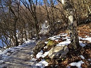 02 Sul sentiero con neve in scioglimento e ghiacciata utili i ramponcini